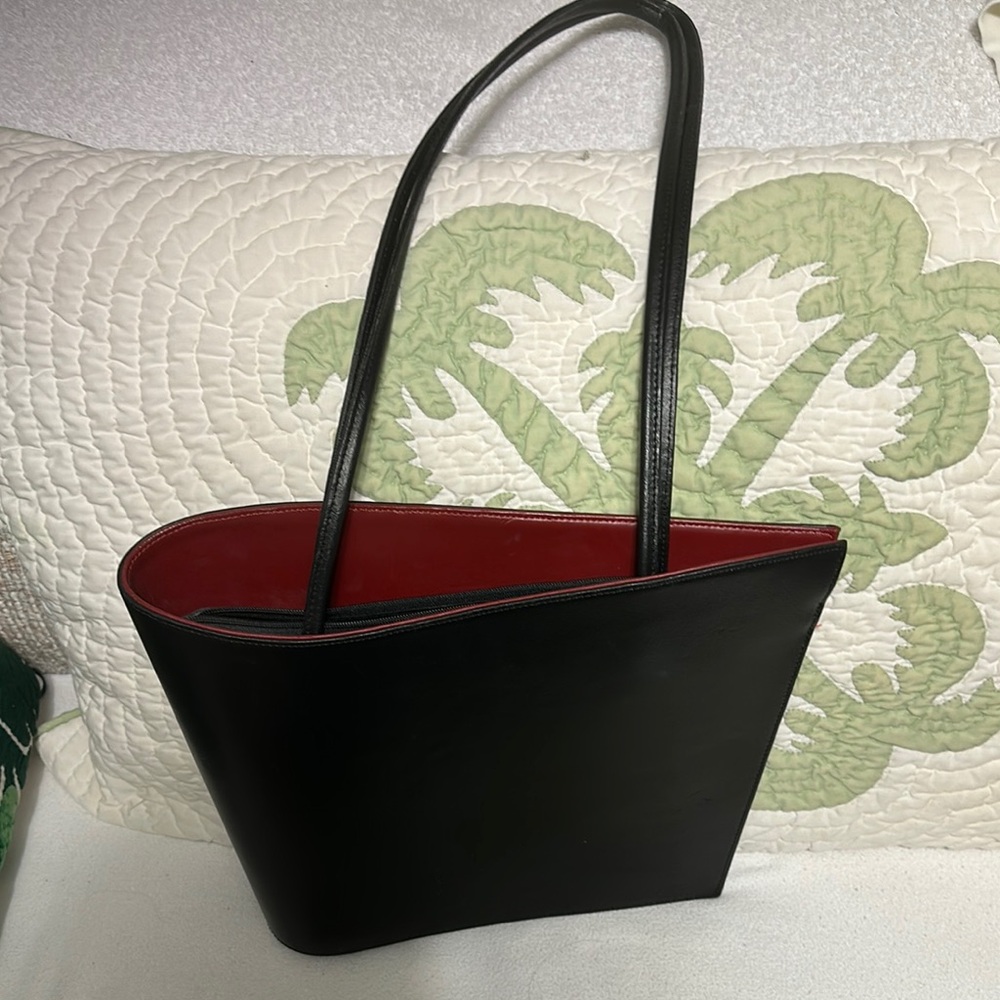 Elegant Black and Red Textured Shoulder Bag